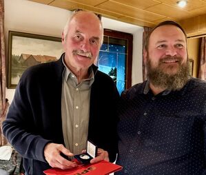 Walter Macher erhält vom Ortsvereinsvorsitzenden Oliver Grüll die Willy Brandt Medaille