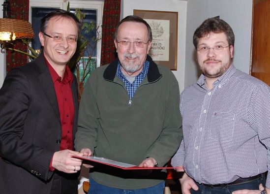 Andreas Stoch (links) und Wolfgang Lutz (rechts) ehren Peter Hund für 40 jährige Mitgliedschaft